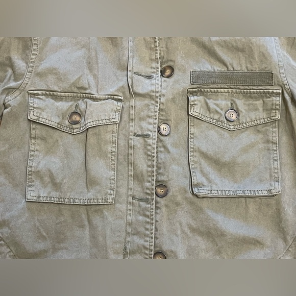 OPPOSITE
Green Utility Jacket with Epaulettes and Collared Neckline - Picture 6 of 9